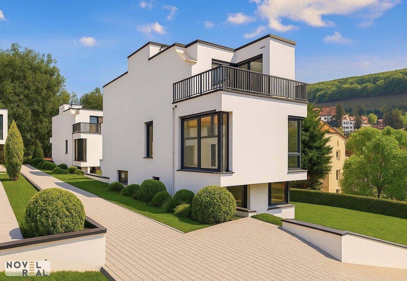 Moderne weiße Villa mit Balkon und gepflegten Außenanlagen in einer grünen Umgebung.