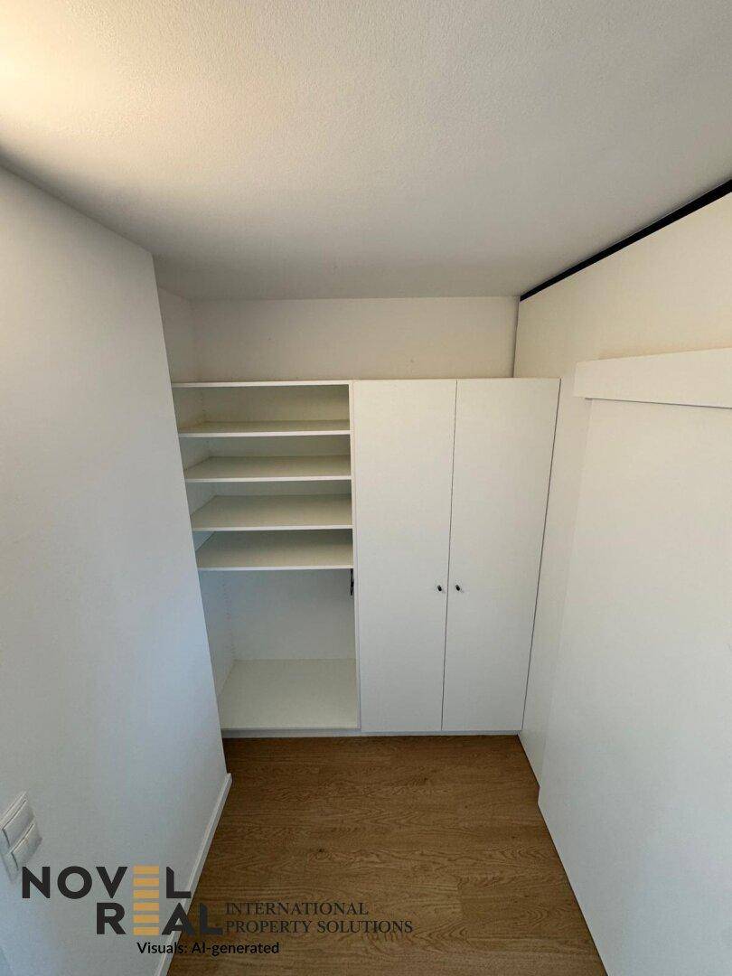 Kleiner Abstellraum mit weißen Regalen und einem integrierten Schrank für zusätzlichen Stauraum.