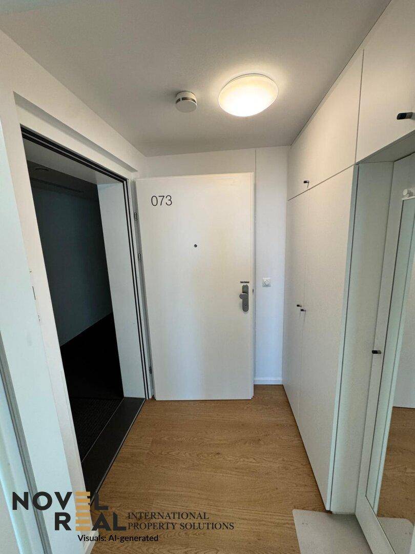 Eingangsbereich mit Holzboden, weißer Tür und integrierten Schränken, Nummer 073 sichtbar.