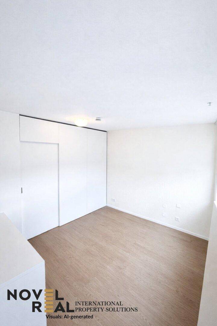 Leeres Schlafzimmer mit integriertem weißen Kleiderschrank und hellem Holzboden.
