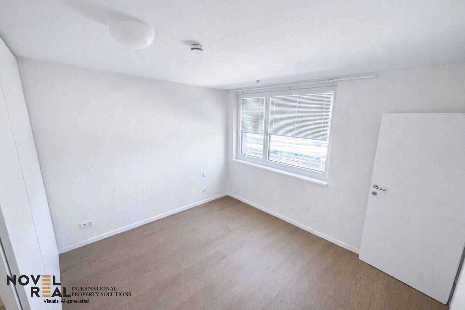 Helles Schlafzimmer mit Fenster, Holzboden und weißen Wänden, bereit zur Einrichtung.