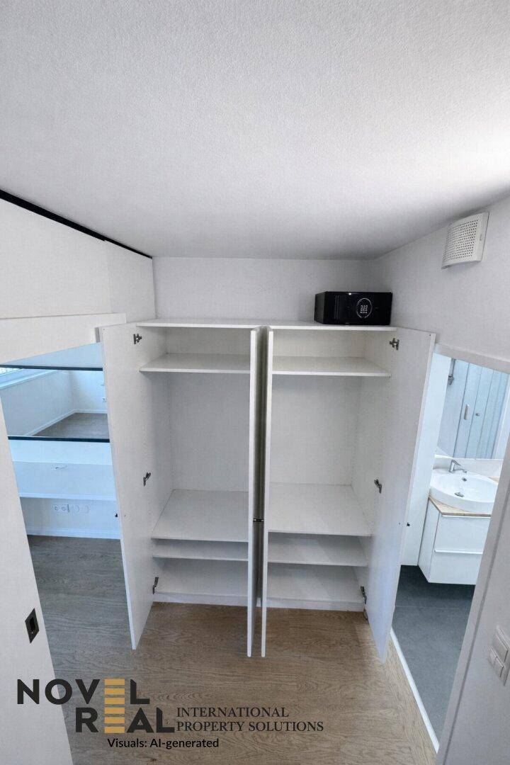 Begehbarer Kleiderschrank oder Abstellraum mit offenen Regalen und Schranktüren.