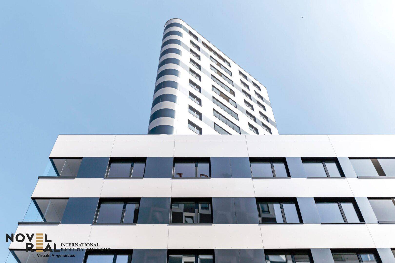 Moderne Hochhausfassade mit markanten schwarzen und weißen Streifen unter blauem Himmel.