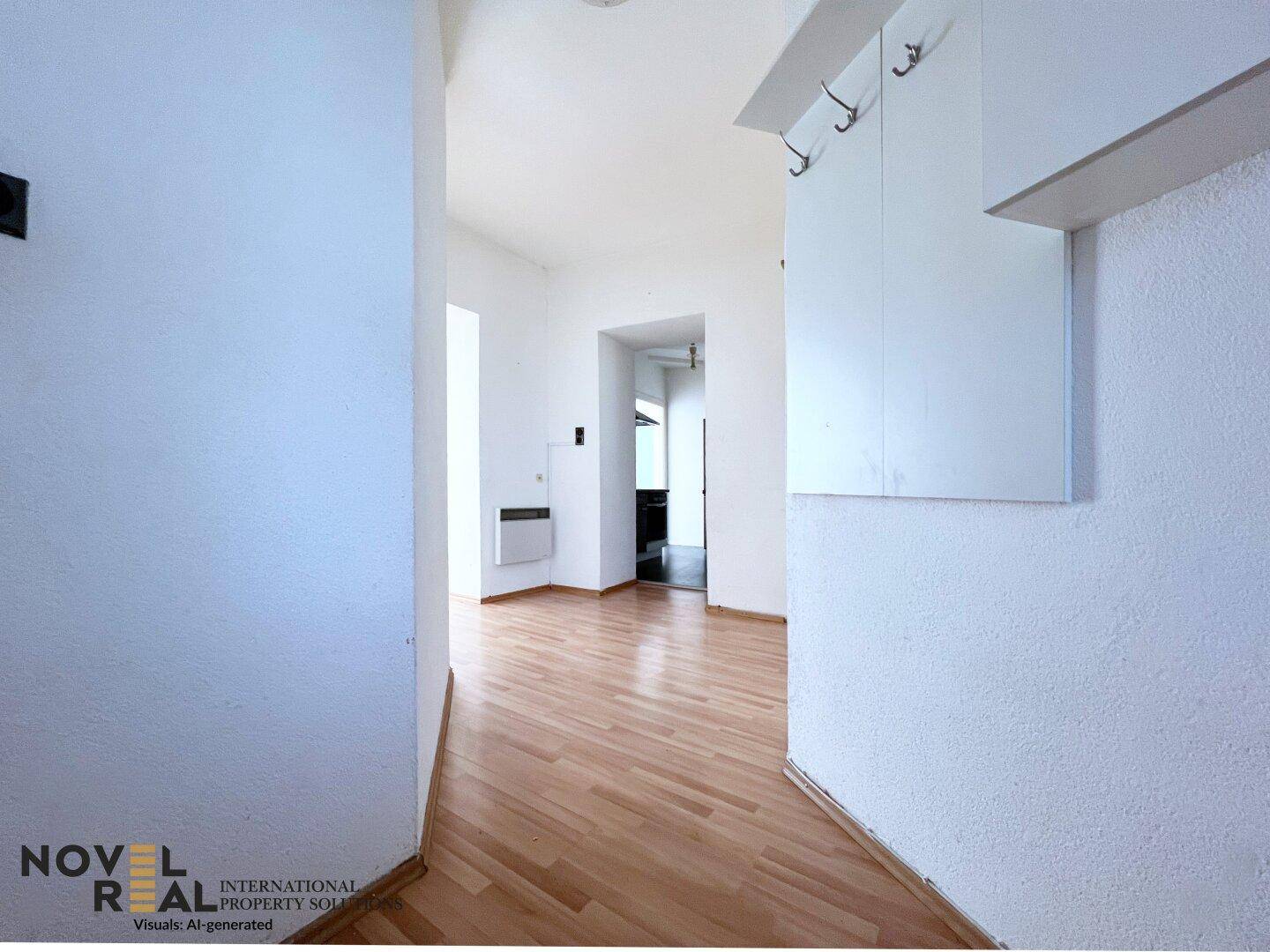Langer, heller Flur mit Holzparkettboden und einem Heizkörper an der Wand.