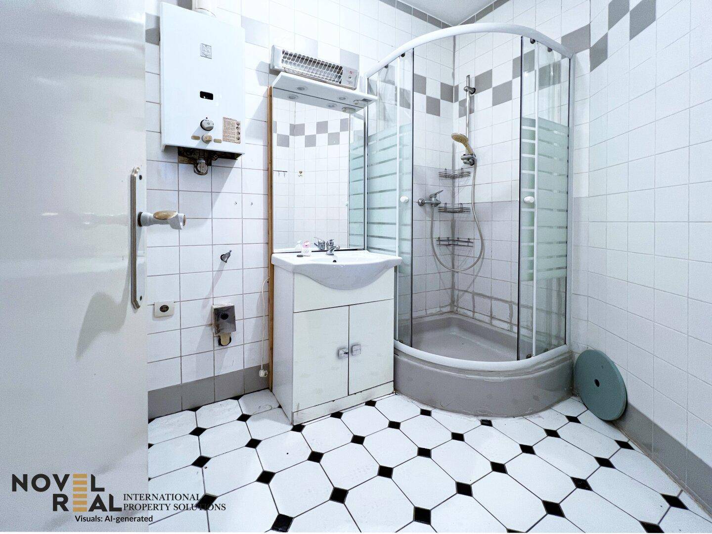 Kleines Badezimmer mit Duschkabine, Waschbecken und Gastherme an der Wand.