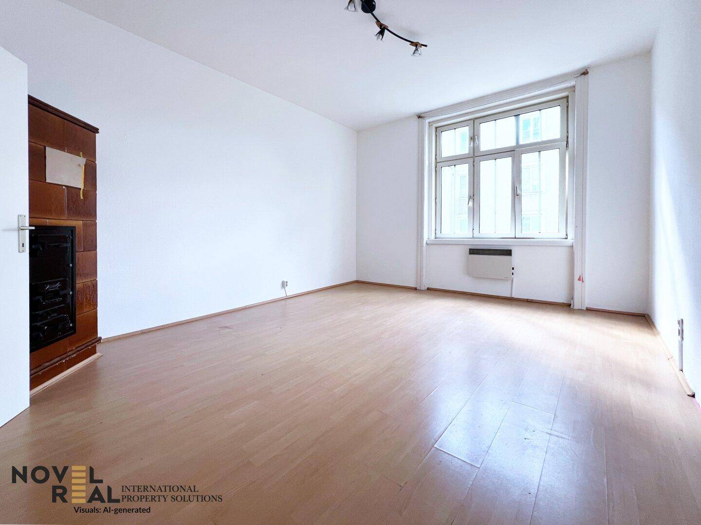 Helles, leeres Zimmer mit Parkettboden, großem Fenster und einem traditionellen Kachelofen.