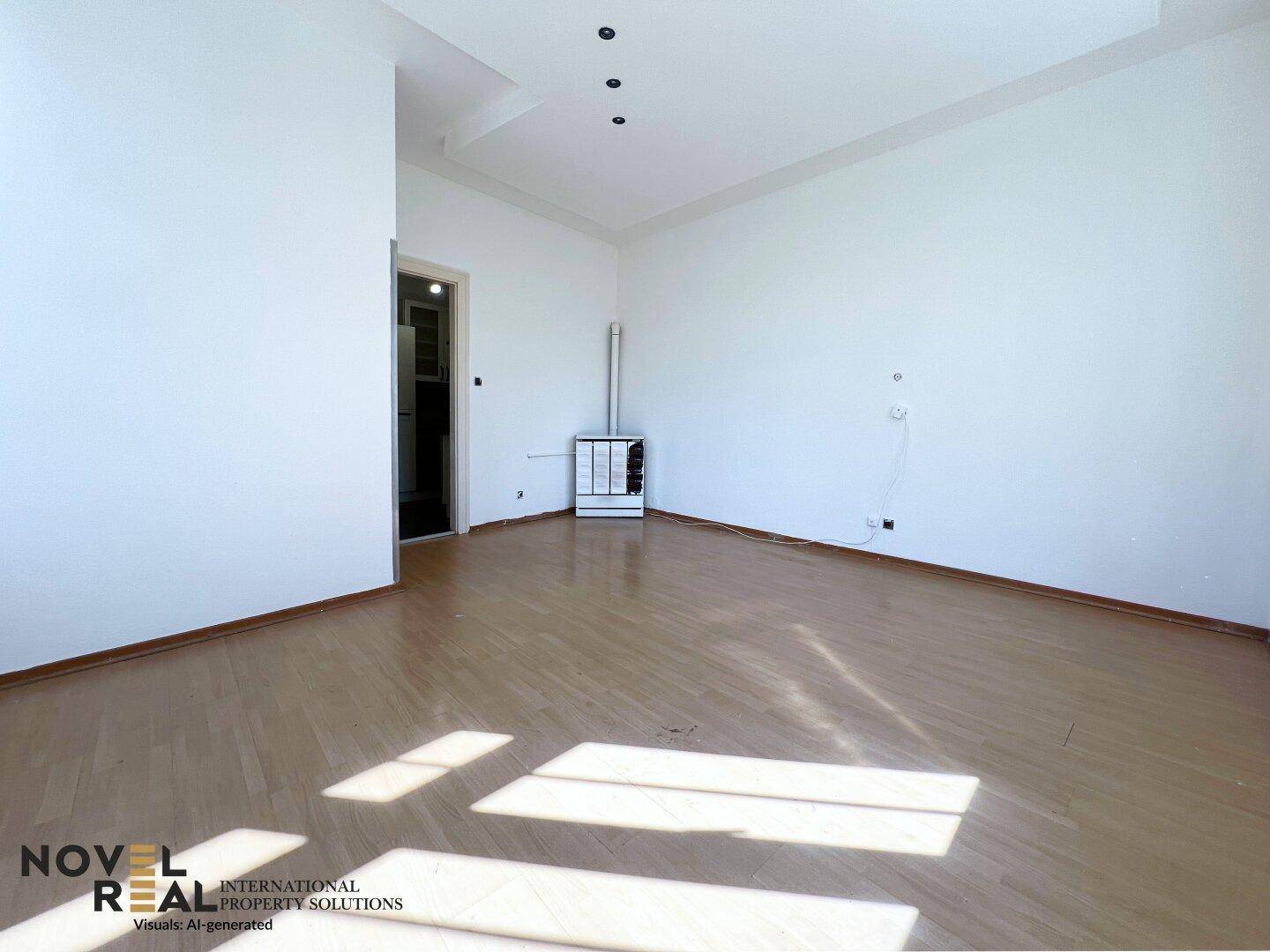 Geräumiges, helles Zimmer mit Parkettboden, Einbaustrahlern und einem modernen Ofen.