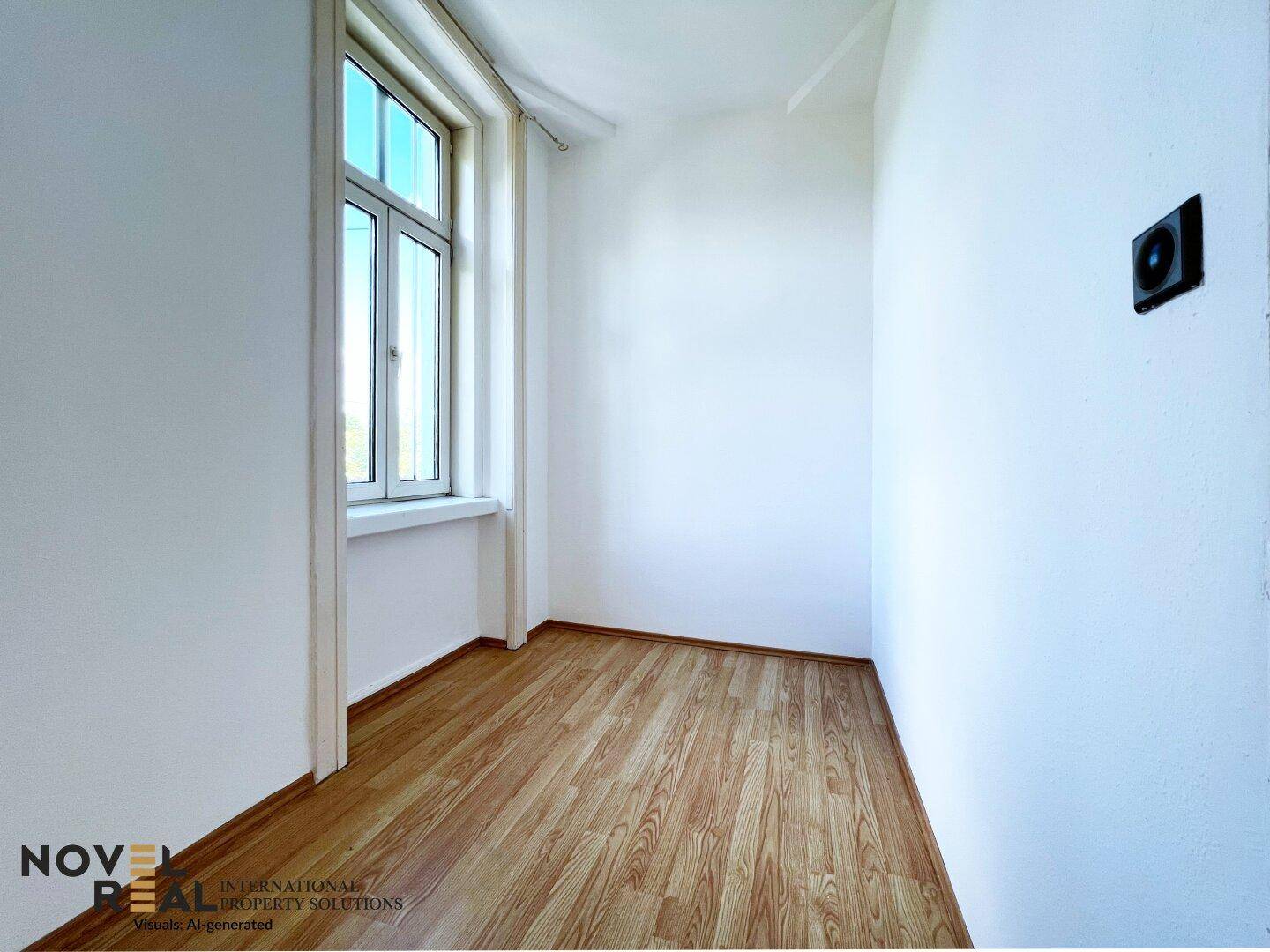 Kleines, helles Zimmer mit Parkettboden und einem Fenster, ideal als Schlafzimmer.