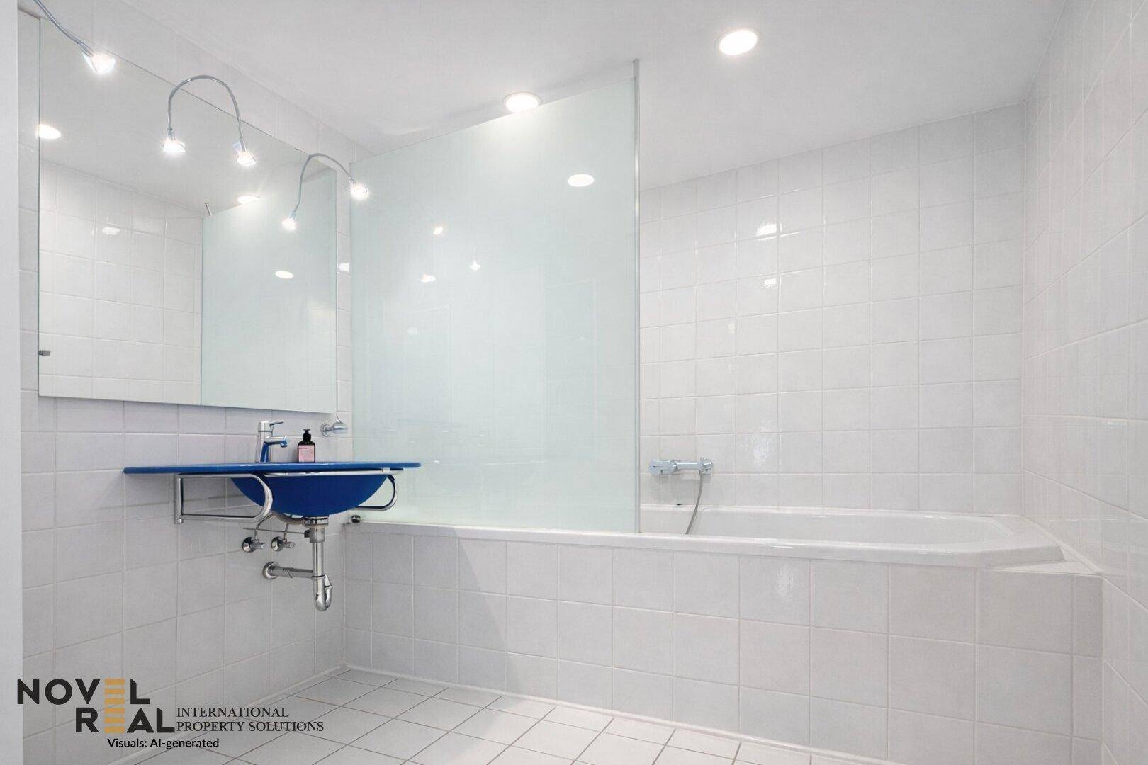 Helles Badezimmer mit weißen Fliesen, Badewanne und einem blauen Waschbecken.