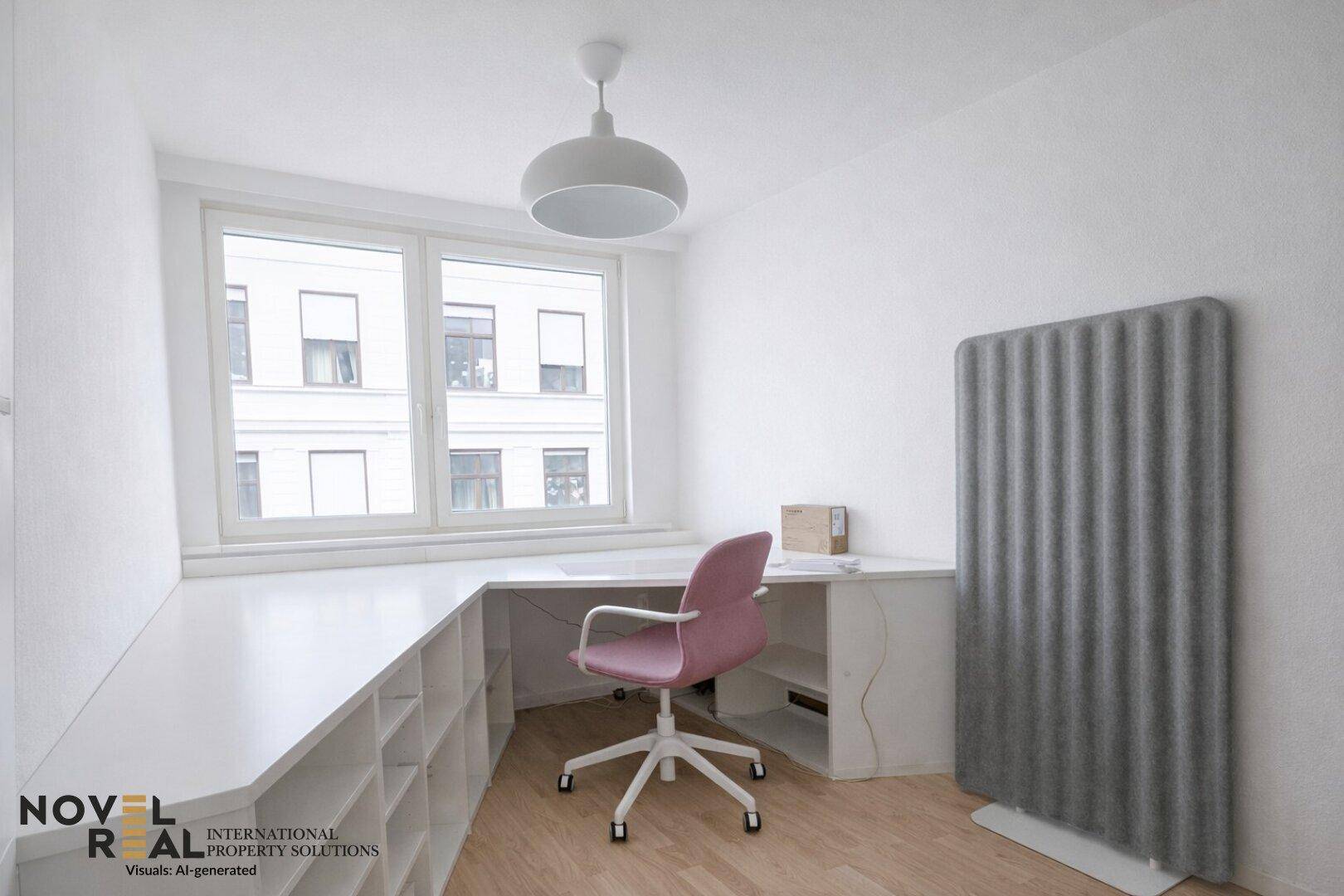 Helles Arbeitszimmer mit großem Fenster, Schreibtisch und hellem Holzboden.
