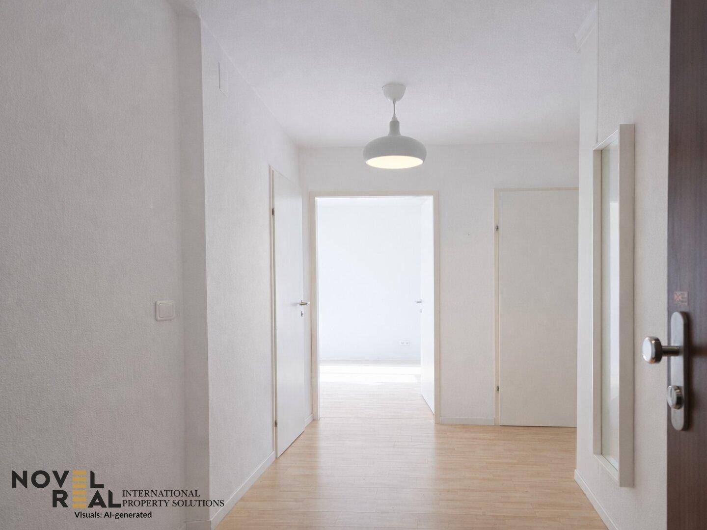 Langer, heller Flur mit Holzboden und mehreren Türen zu den angrenzenden Räumen.