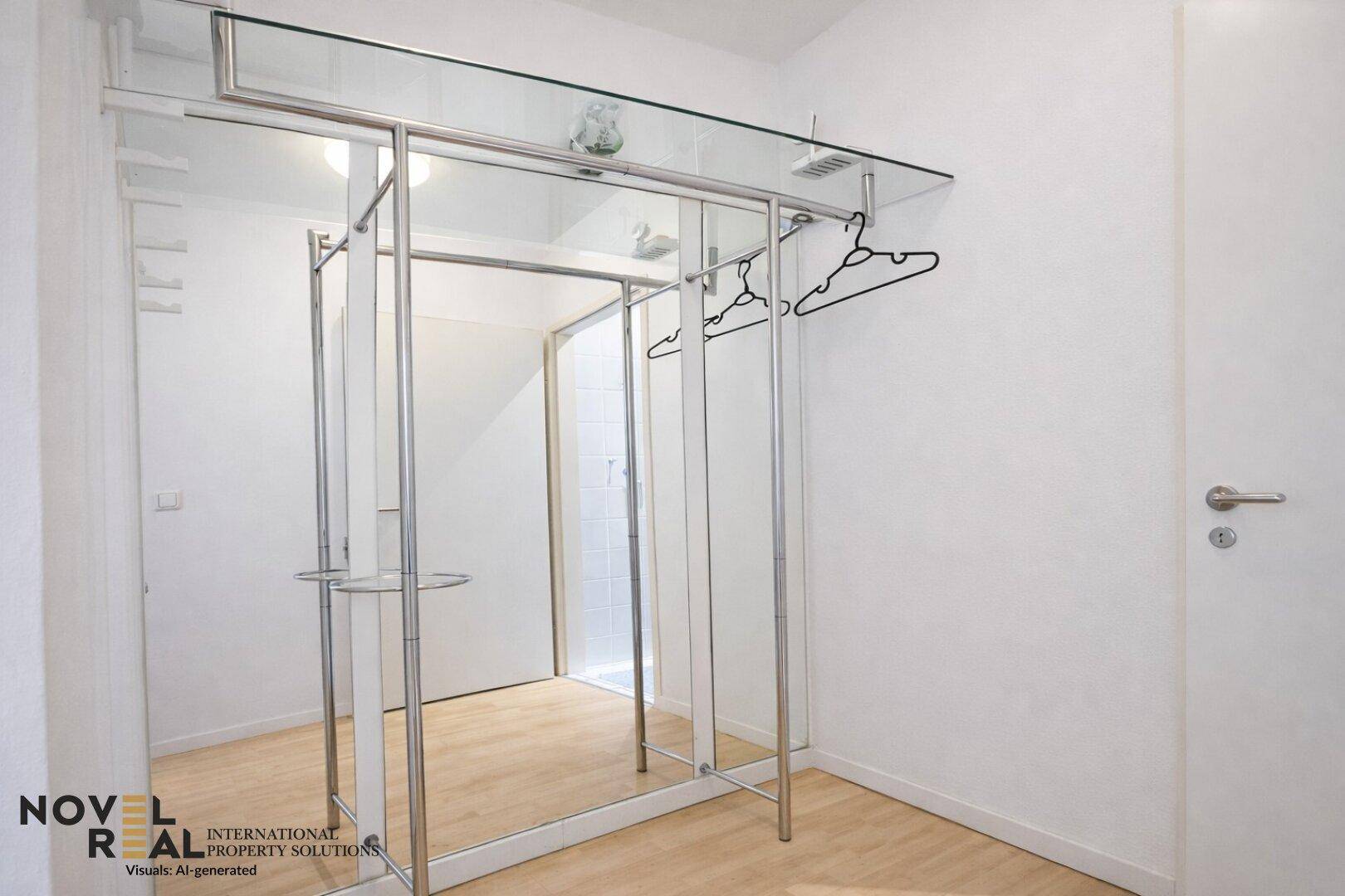 Heller Flur mit Spiegelfronten und Garderobenstangen für Kleidung.