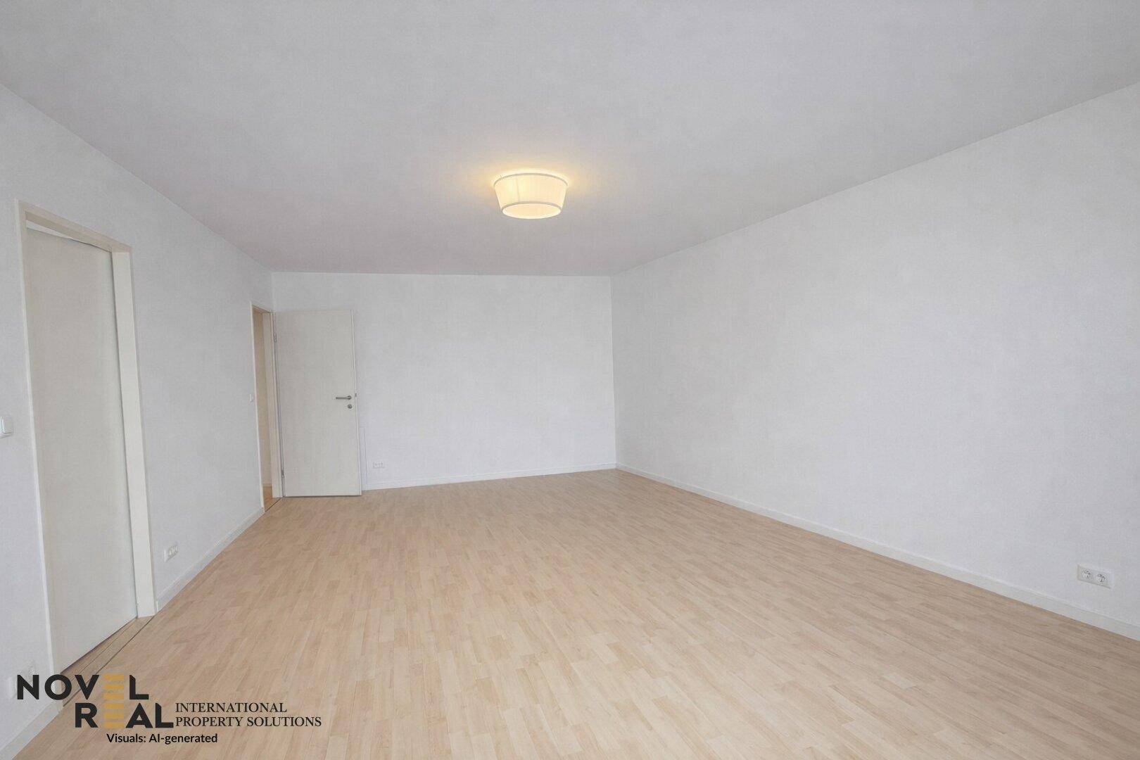 Leeres, helles Wohnzimmer mit Holzboden und viel Platz für individuelle Gestaltung.