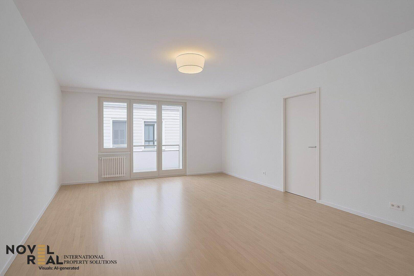 Geräumiges, leeres Wohnzimmer mit hellem Holzboden und Zugang zu einem französischen Balkon.