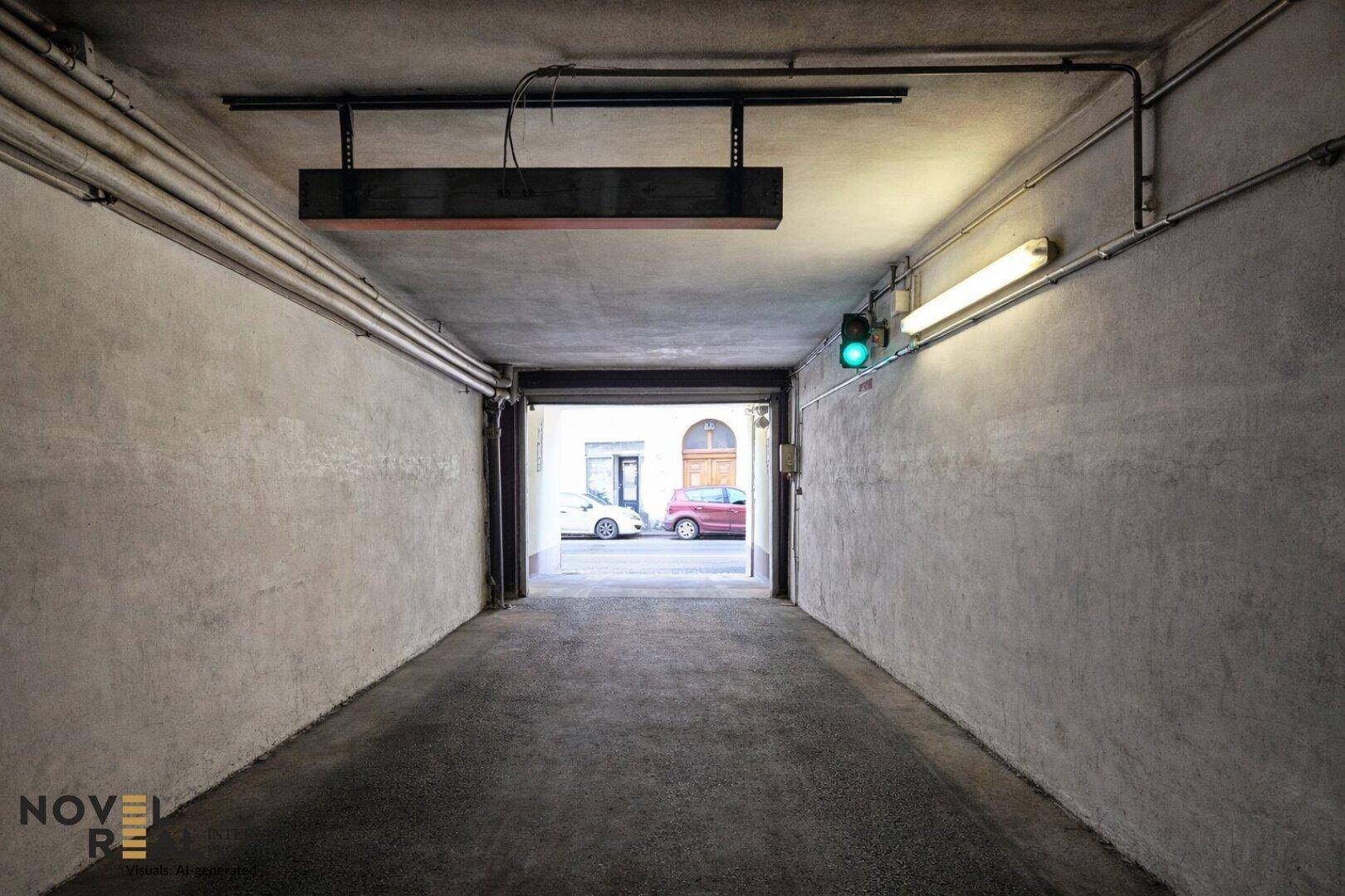 Einfahrt zu einer Tiefgarage mit Betonwänden und Beleuchtung.