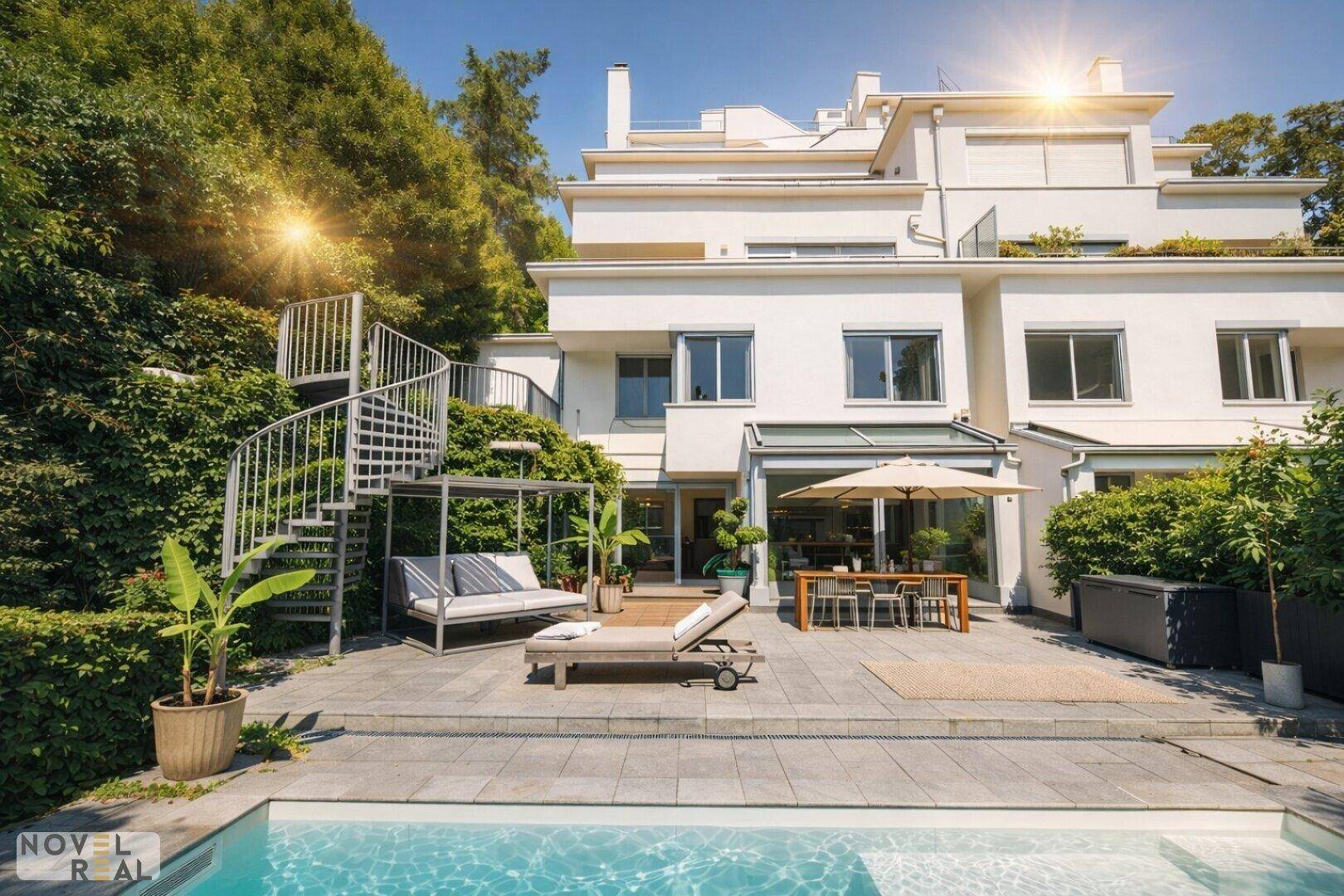Sonnige Terrasse mit Pool, Liegemöbeln und Außentreppe vor der modernen Villa.