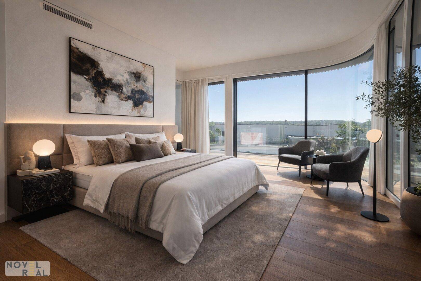 Modernes Schlafzimmer mit Holzboden, raumhohen Fenstern und stilvoller Einrichtung, sehr hell.