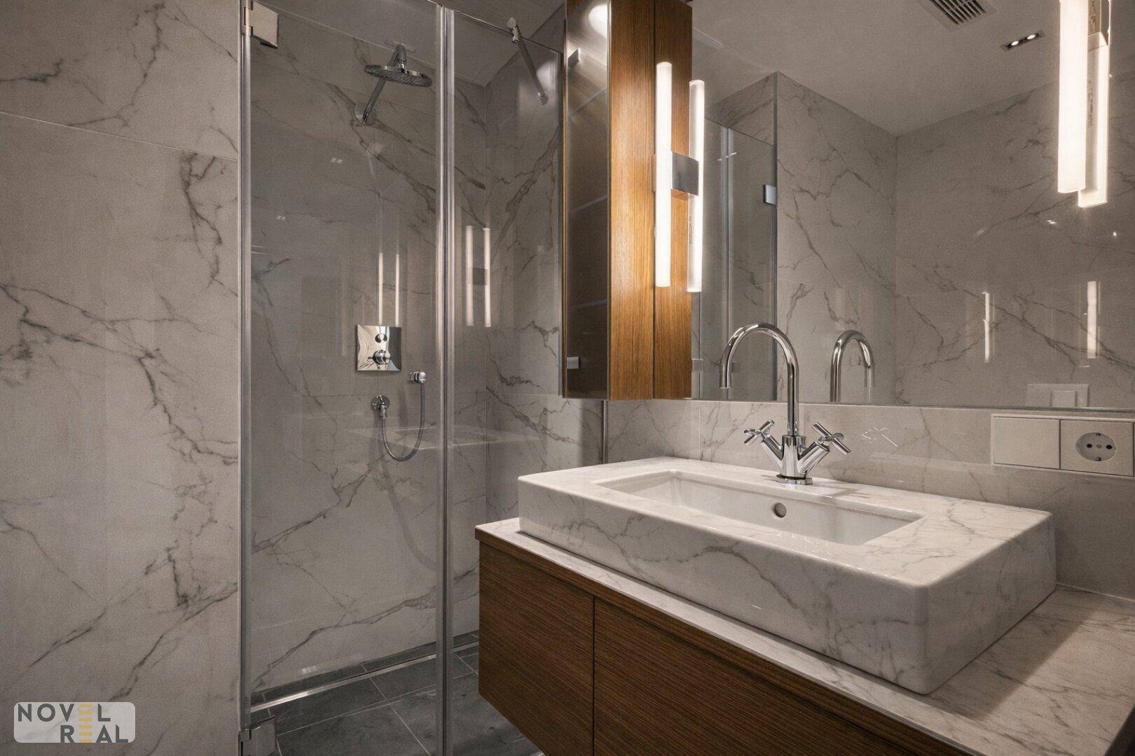 Modernes Badezimmer mit begehbarer Dusche, Marmorfliesen und stilvollem Waschtisch.