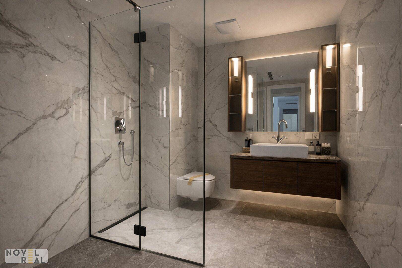 Helles Badezimmer mit begehbarer Dusche, Wand-WC und eleganten Marmorfliesen.