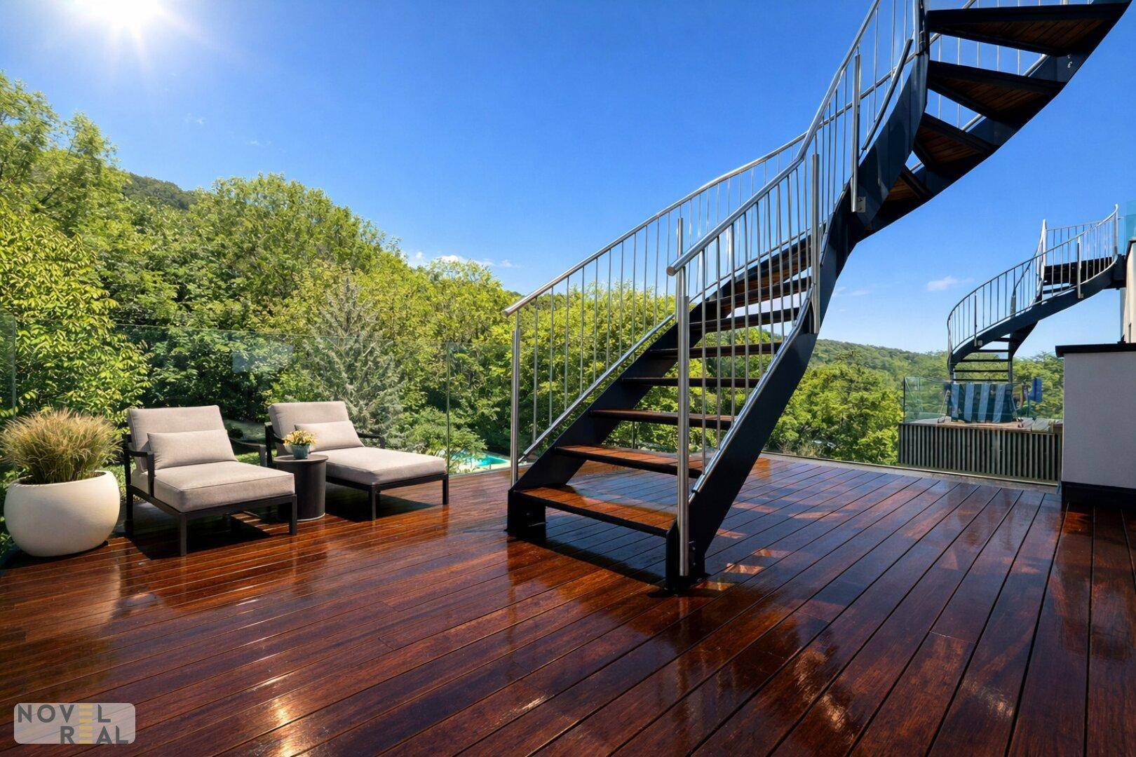 Sonniger Terrassenbereich mit glänzendem Holzdeck, bequemen Liegestühlen und einer eleganten Wendeltreppe.