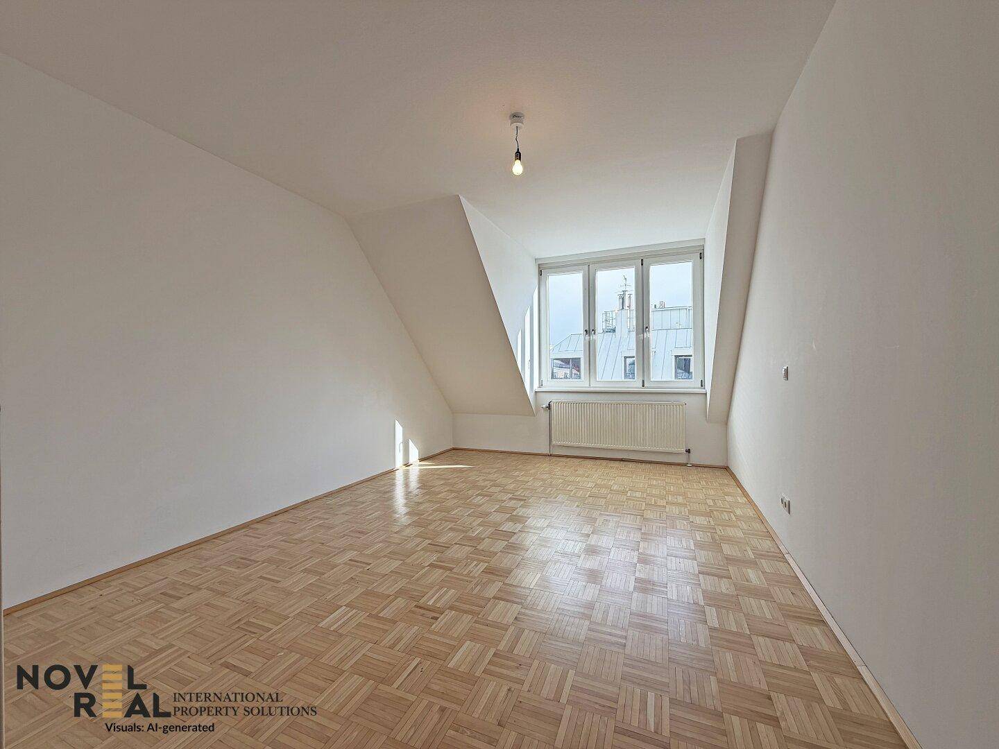 Heller Wohnraum mit Parkettboden und großen Fenstern, die viel Tageslicht hereinlassen.