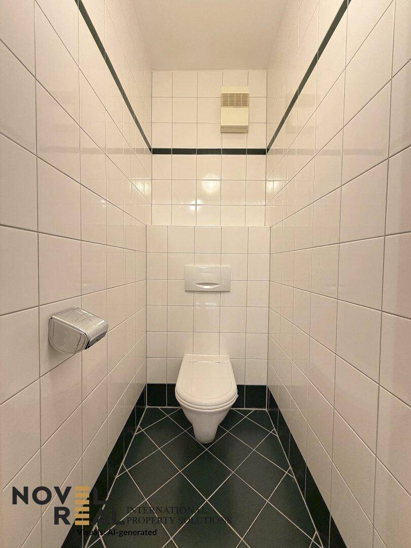 Separates WC mit weißen Fliesen und dunklem Boden, minimalistisch und sauber gehalten.