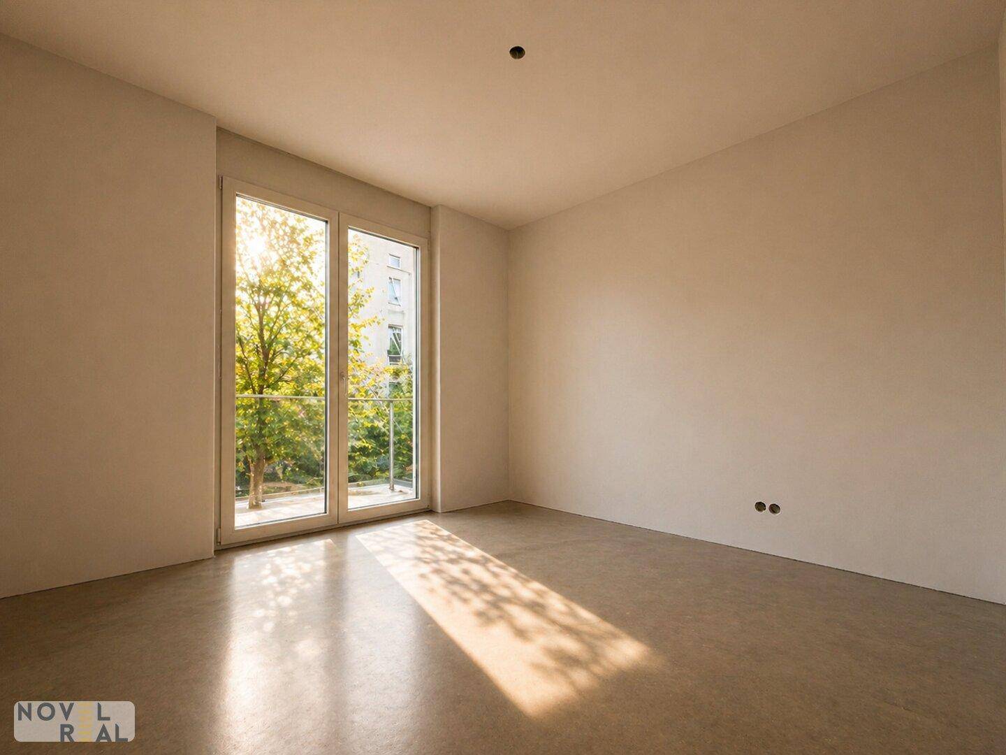 Sonniger Raum mit großen Fenstern und Betonboden, ideal als Schlafzimmer oder Büro.