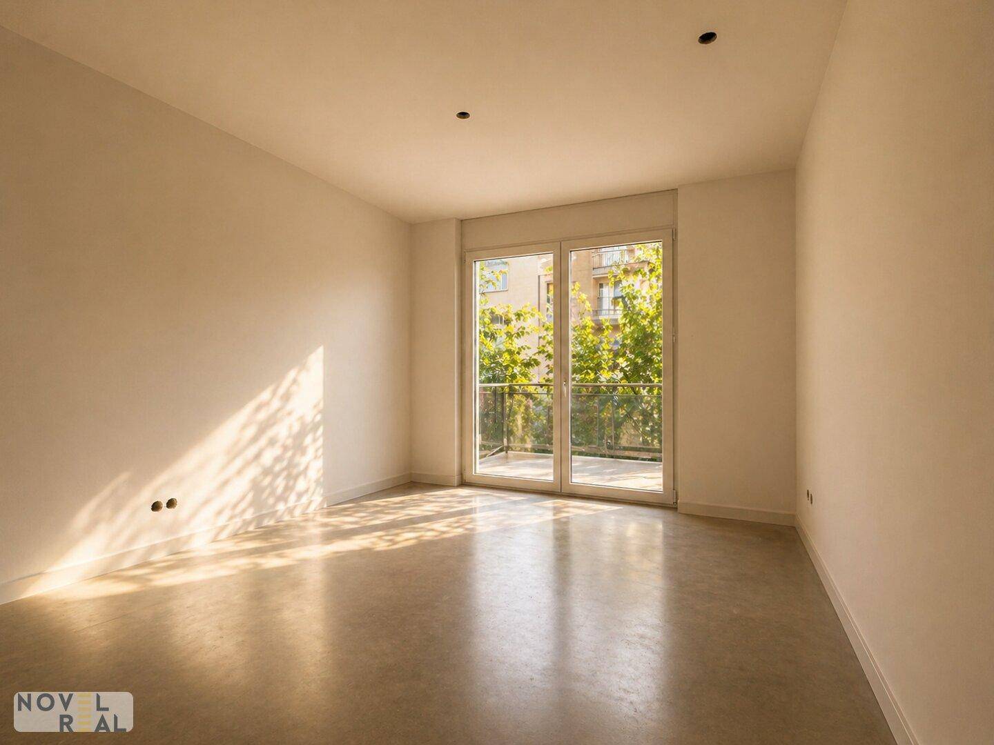 Leerer, heller Raum mit großen Fenstern und Betonboden, ideal für Schlaf- oder Arbeitszimmer.