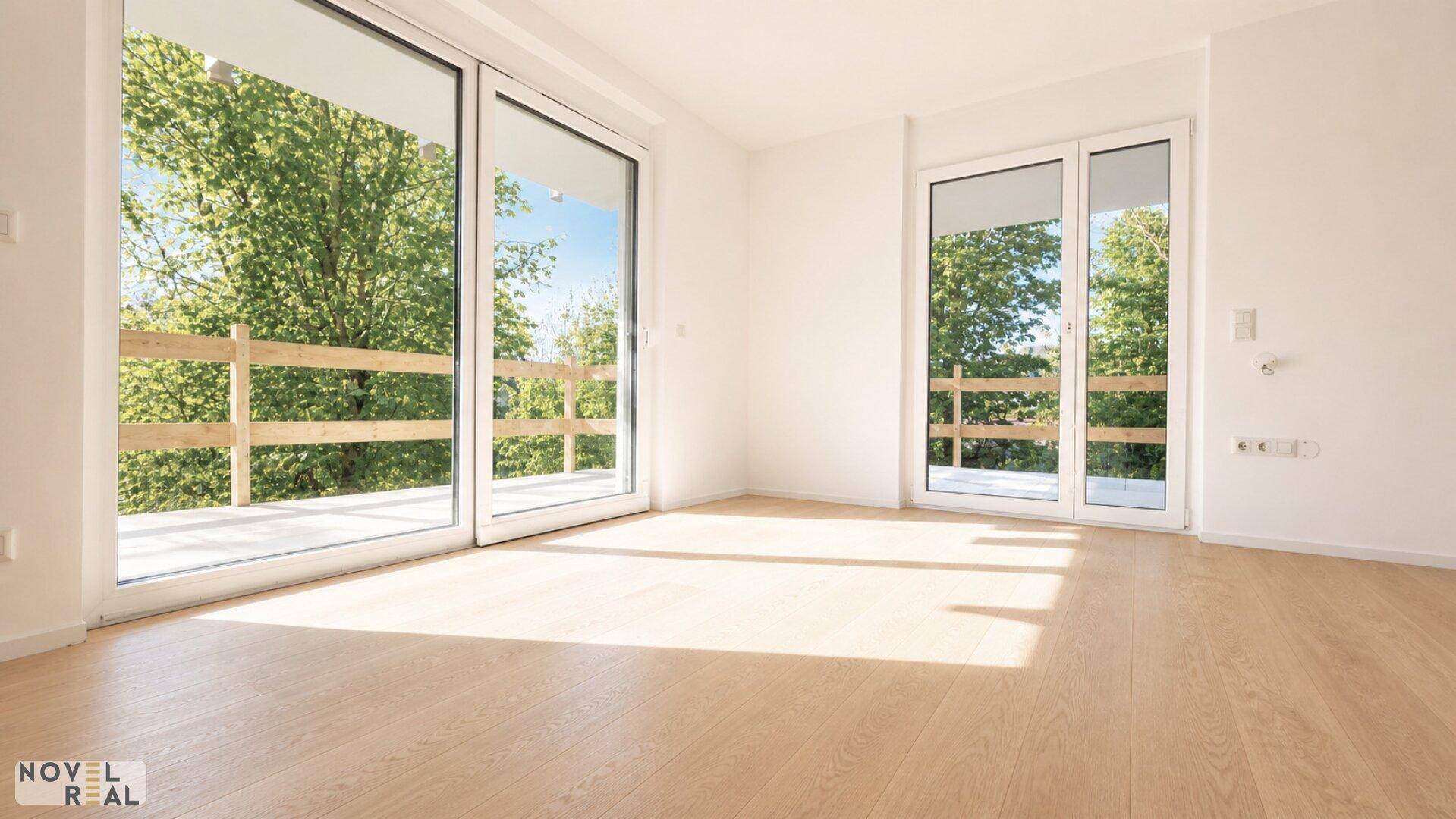 Lichtdurchflutetes Zimmer mit Holzboden und Zugang zu einem Balkon mit grüner Aussicht.