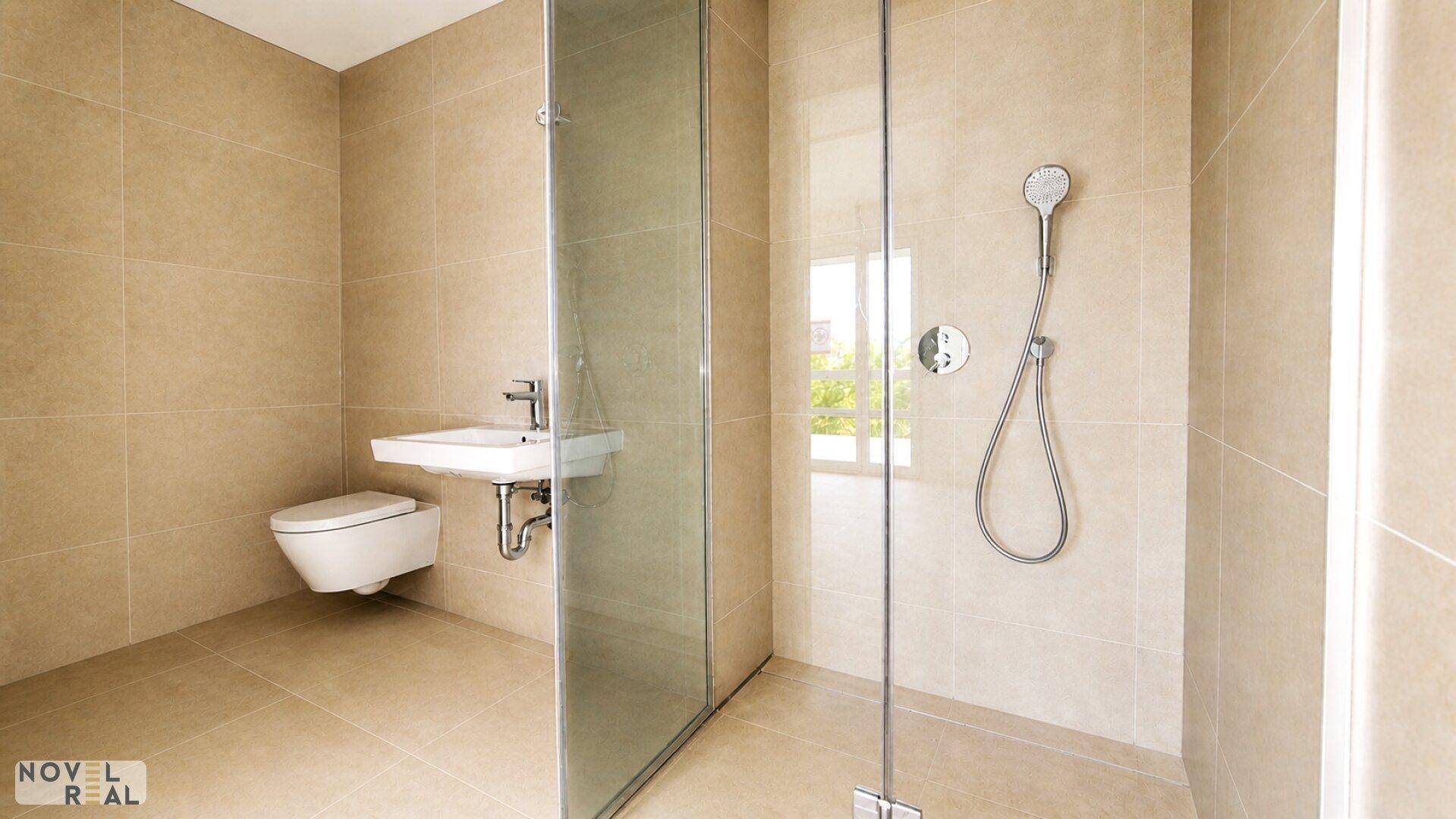 Modernes Badezimmer mit beigefarbenen Fliesen, wandhängendem WC und ebenerdiger Dusche.