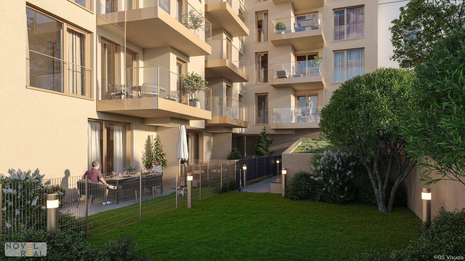 Gepflegter Gartenbereich mit Rasenfläche und einer möblierten Terrasse im Erdgeschoss des Gebäudes.