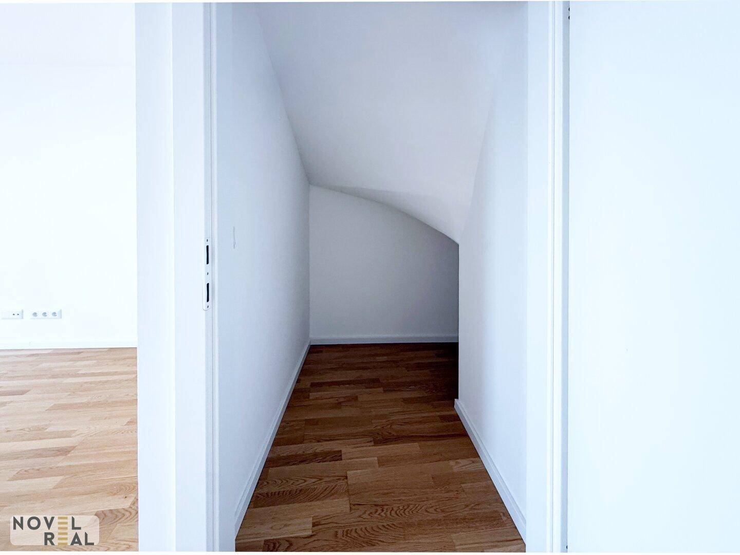 Praktischer Abstellraum unter der Treppe mit ausreichend Stauraum für Haushaltsgegenstände.