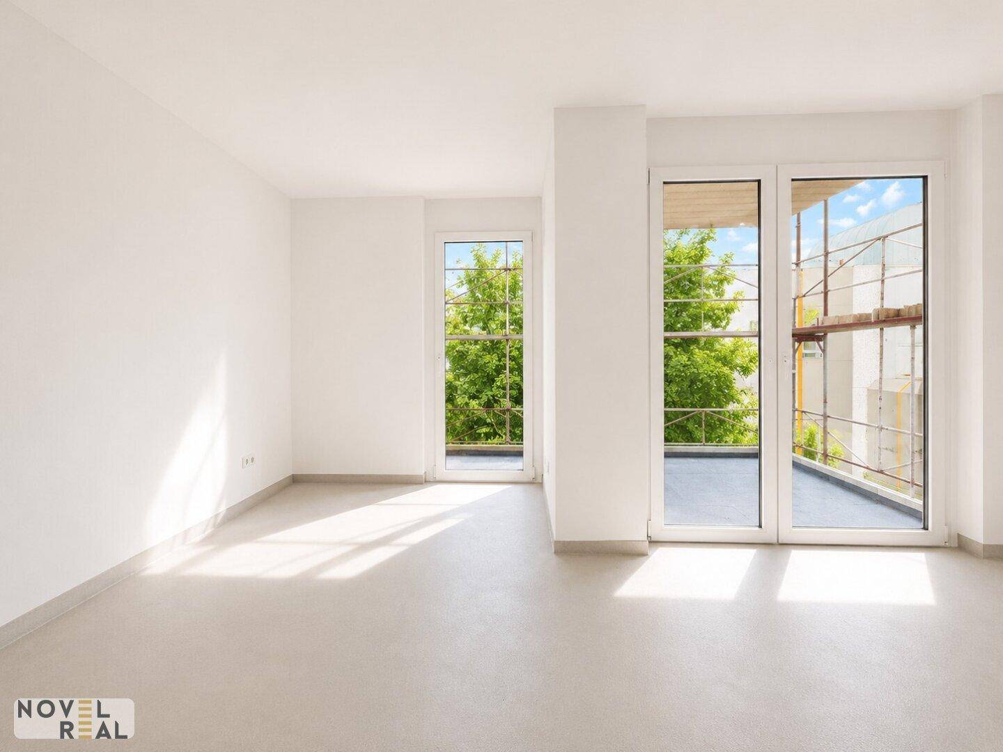 Lichtdurchfluteter Raum mit großen Fenstern und Blick ins Grüne, bietet viel Potenzial für individuelle Gestaltung.