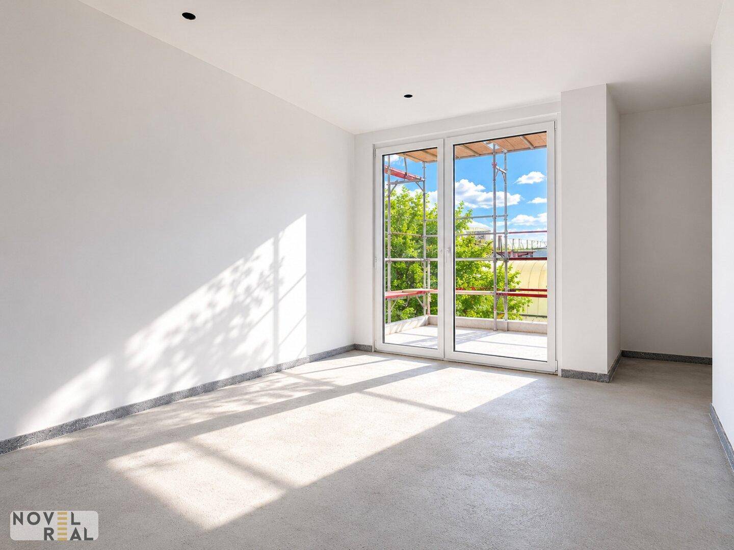 Heller, unmöblierter Raum mit Zugang zu einem Balkon und viel natürlichem Licht.