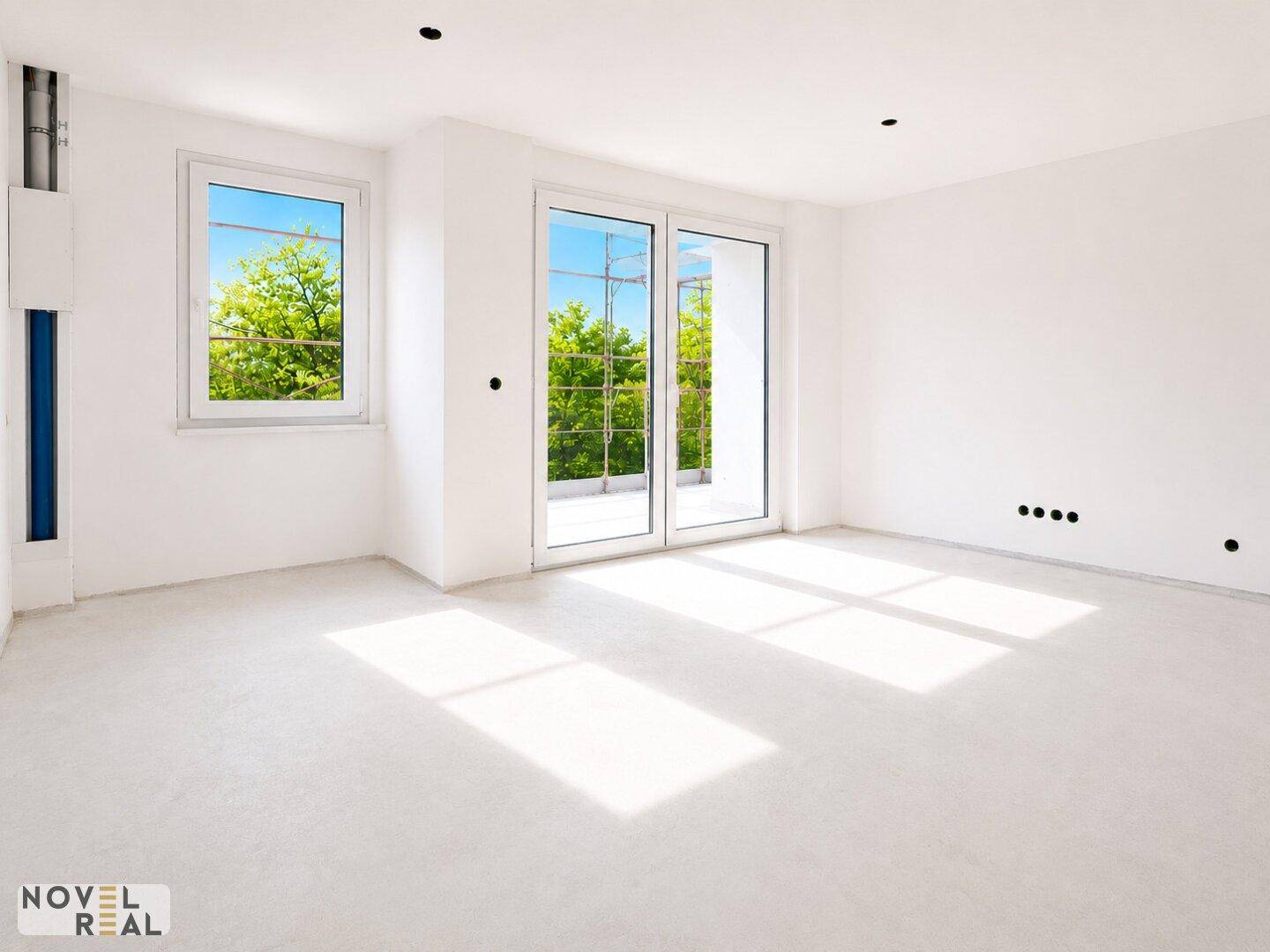 Geräumiges, helles Zimmer mit großen Fenstern und Zugang zu einem potenziellen Außenbereich.