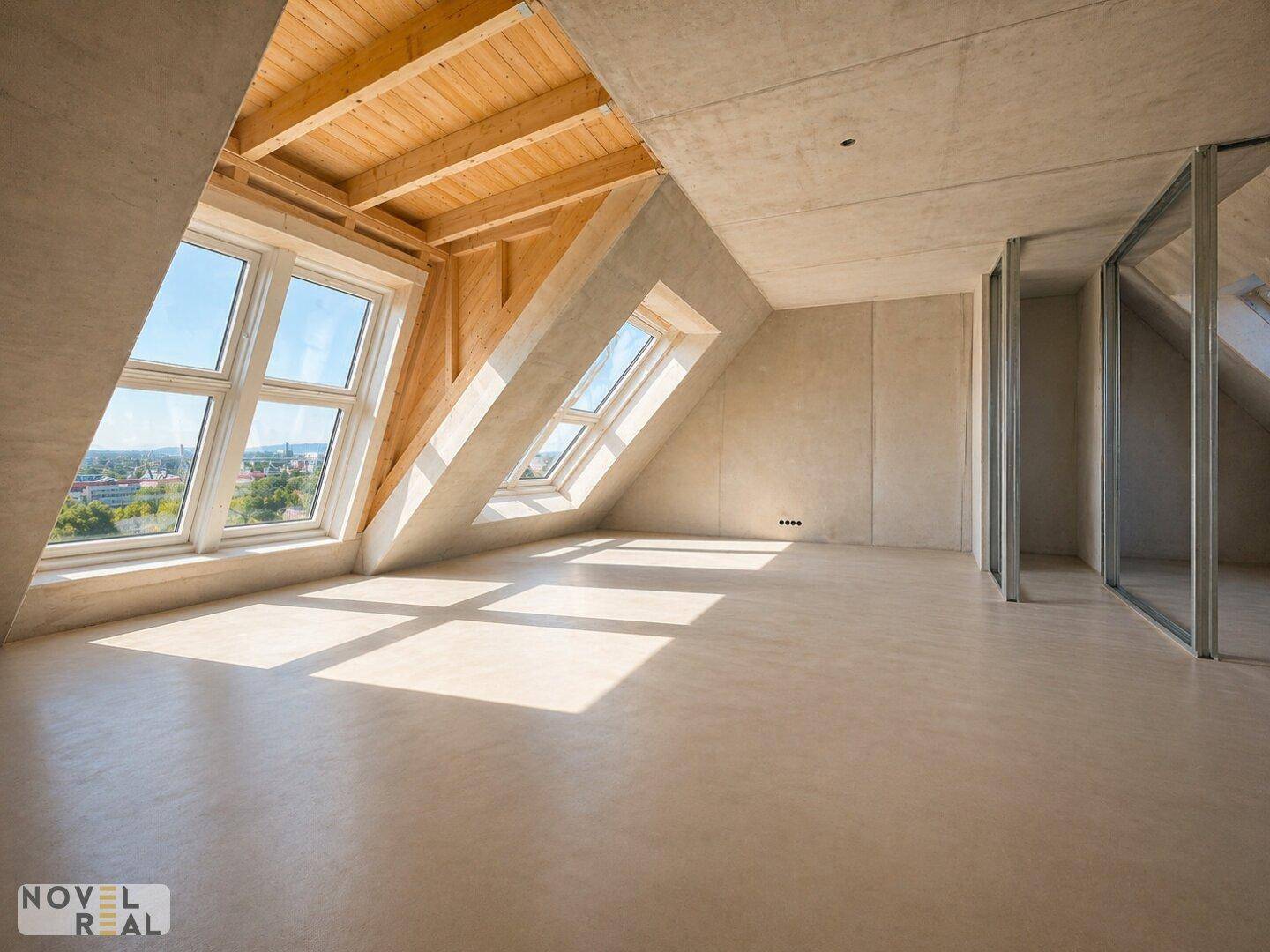 Dachgeschossraum mit Holzbalken, schrägen Wänden und Dachfenstern, bietet viel natürliches Licht.