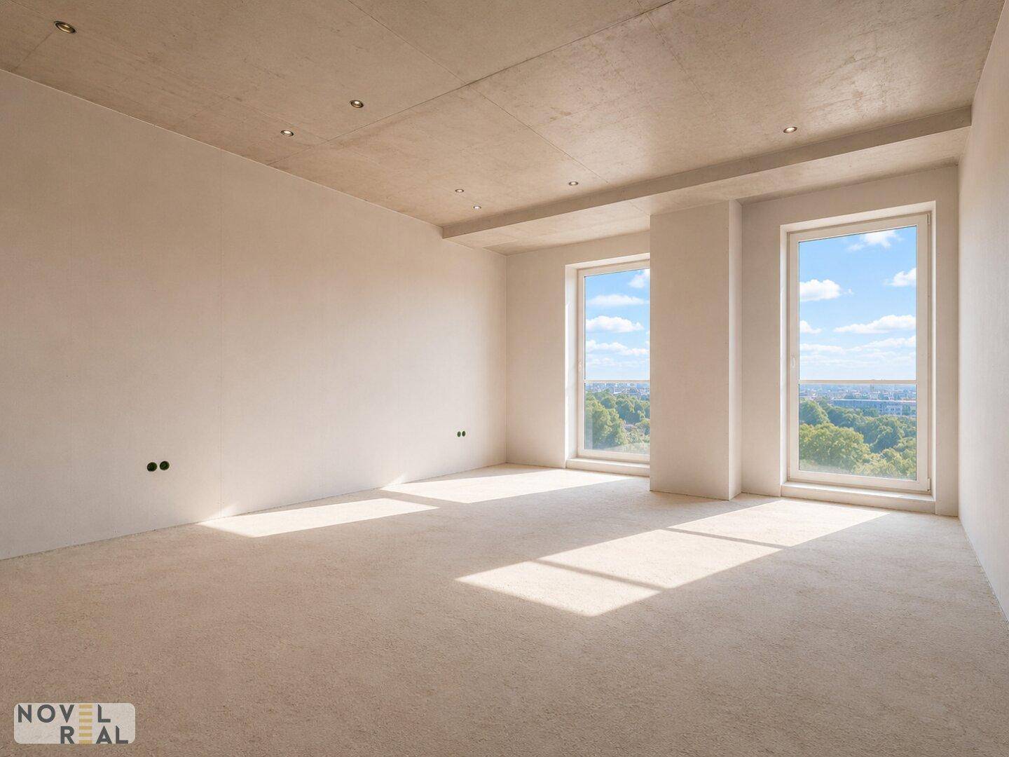 Geräumiger, unmöblierter Wohnbereich mit großen Fenstern und hellem Ausblick, bereit für die Gestaltung.