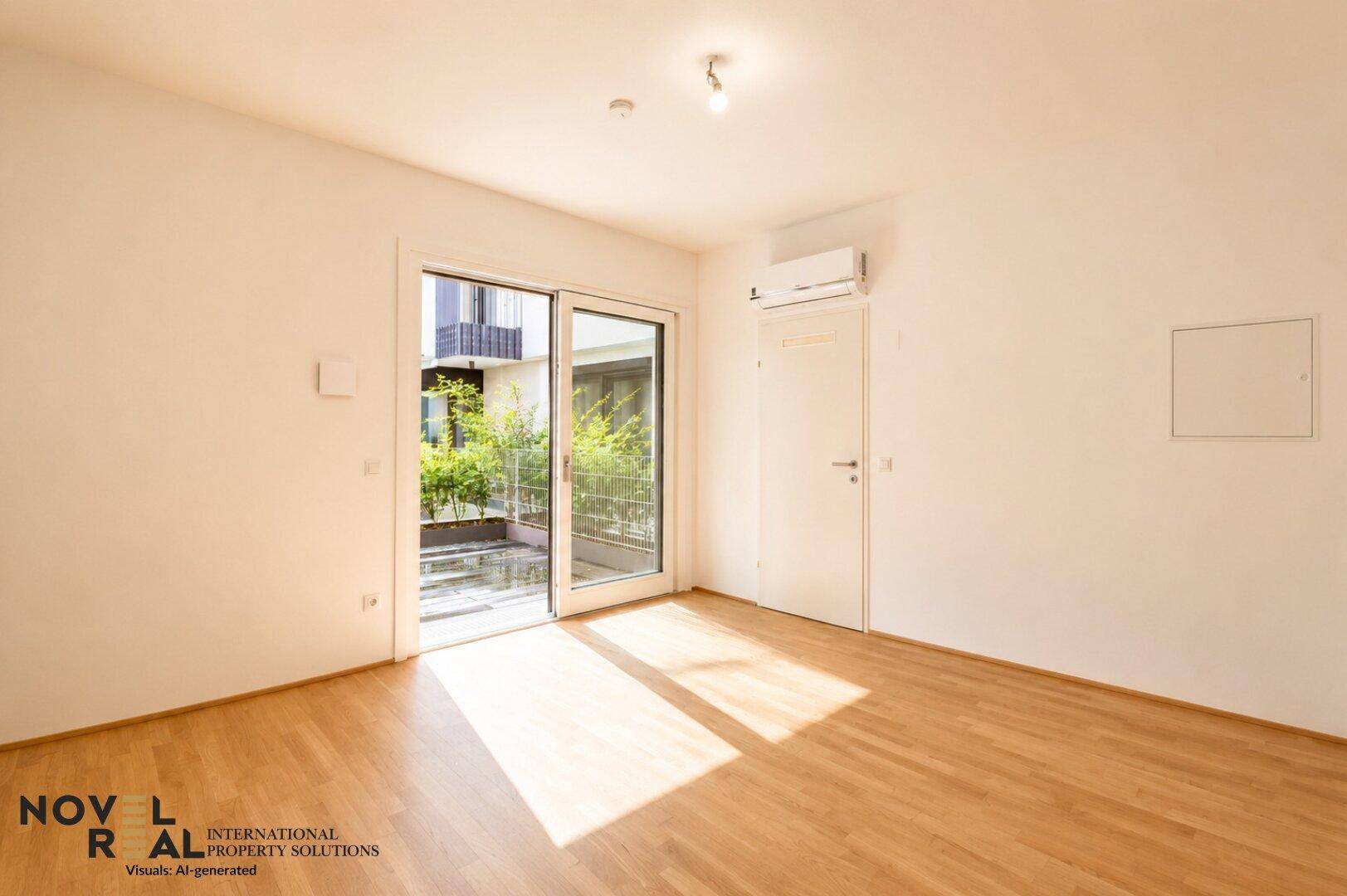 Heller Wohnraum mit Holzboden, Klimaanlage und Schiebetür zu einem begrünten Außenbereich.