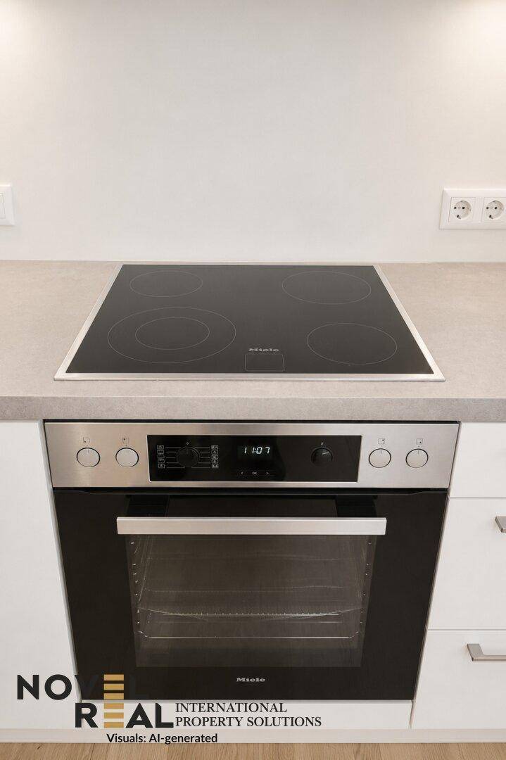 Nahaufnahme eines modernen Miele-Induktionskochfelds und Backofens in der Küche.