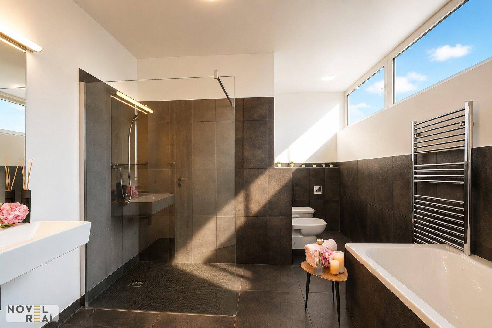 Geräumiges Badezimmer mit ebenerdiger Dusche, Badewanne und modernen Armaturen.