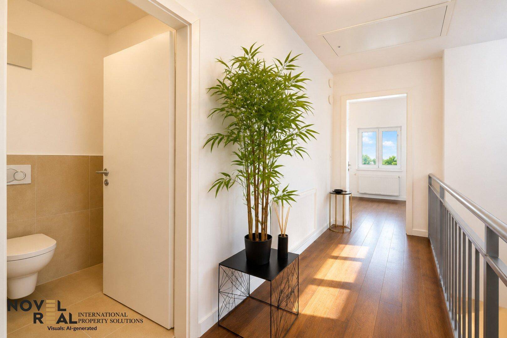 Heller Flur mit Holzboden und Zugang zu einem separaten WC-Bereich.