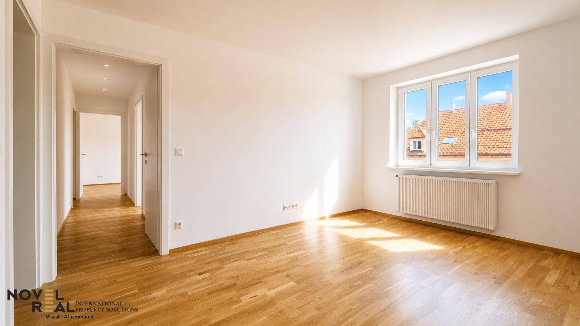Helles Wohnzimmer mit Parkettboden und großem Fenster, das viel Tageslicht hereinlässt.