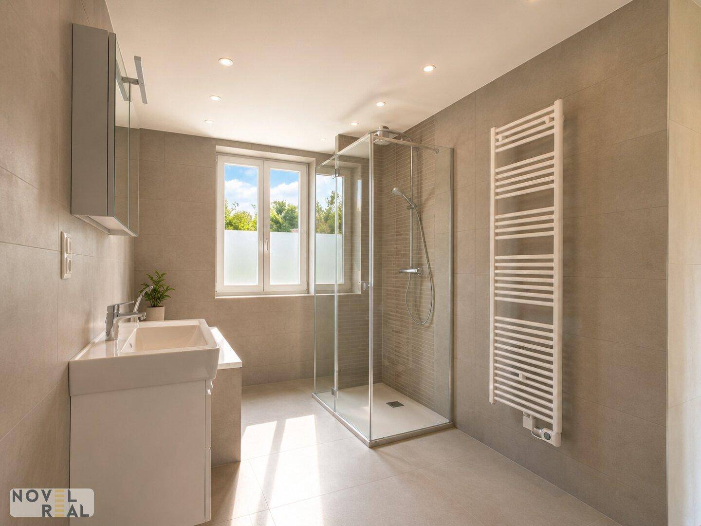 Modernes Badezimmer mit begehbarer Dusche, Badewanne und Fenster für Tageslicht.