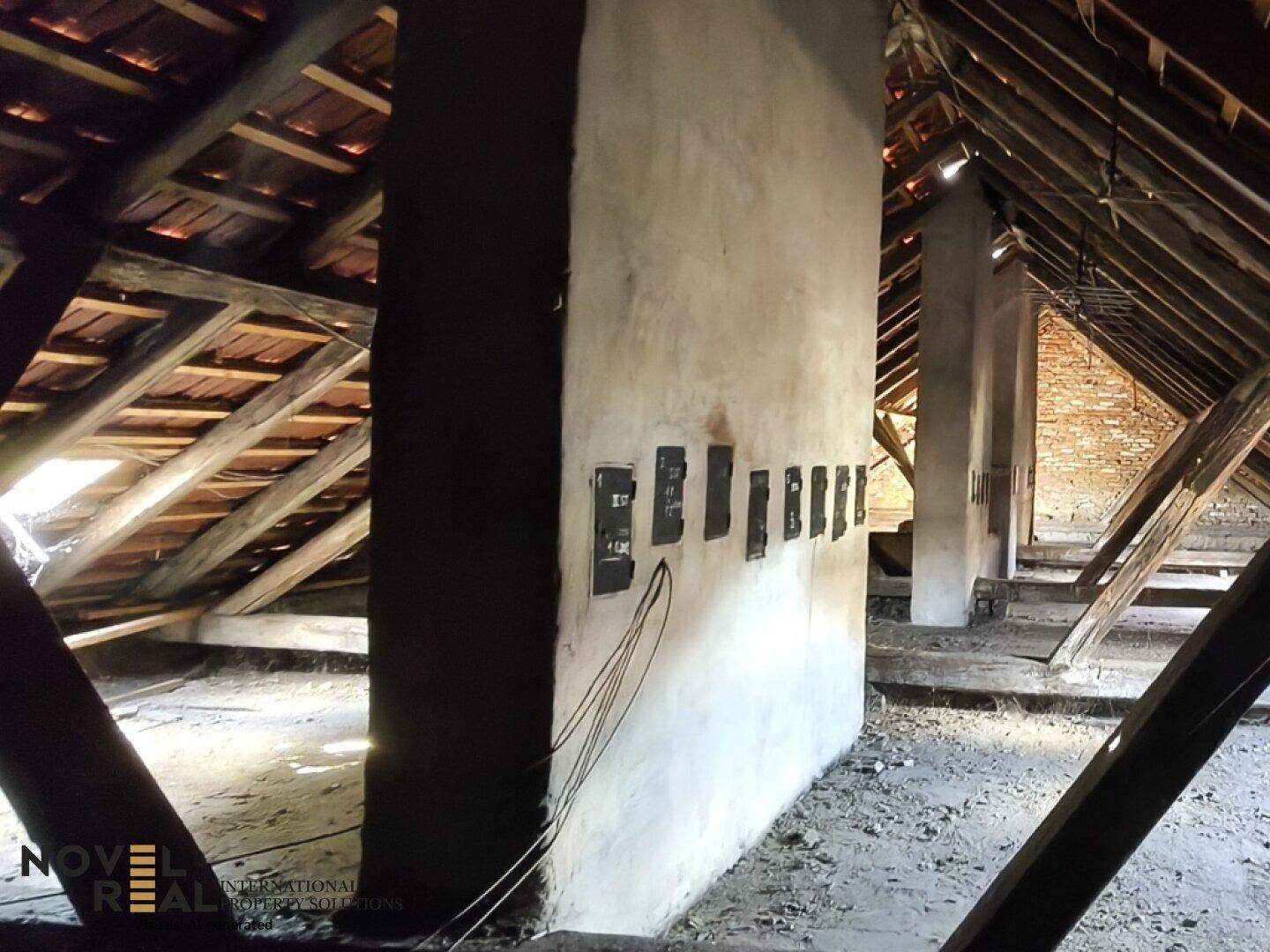 Unausgebauter Dachboden mit sichtbaren Holzbalken und viel Potenzial für einen Ausbau.