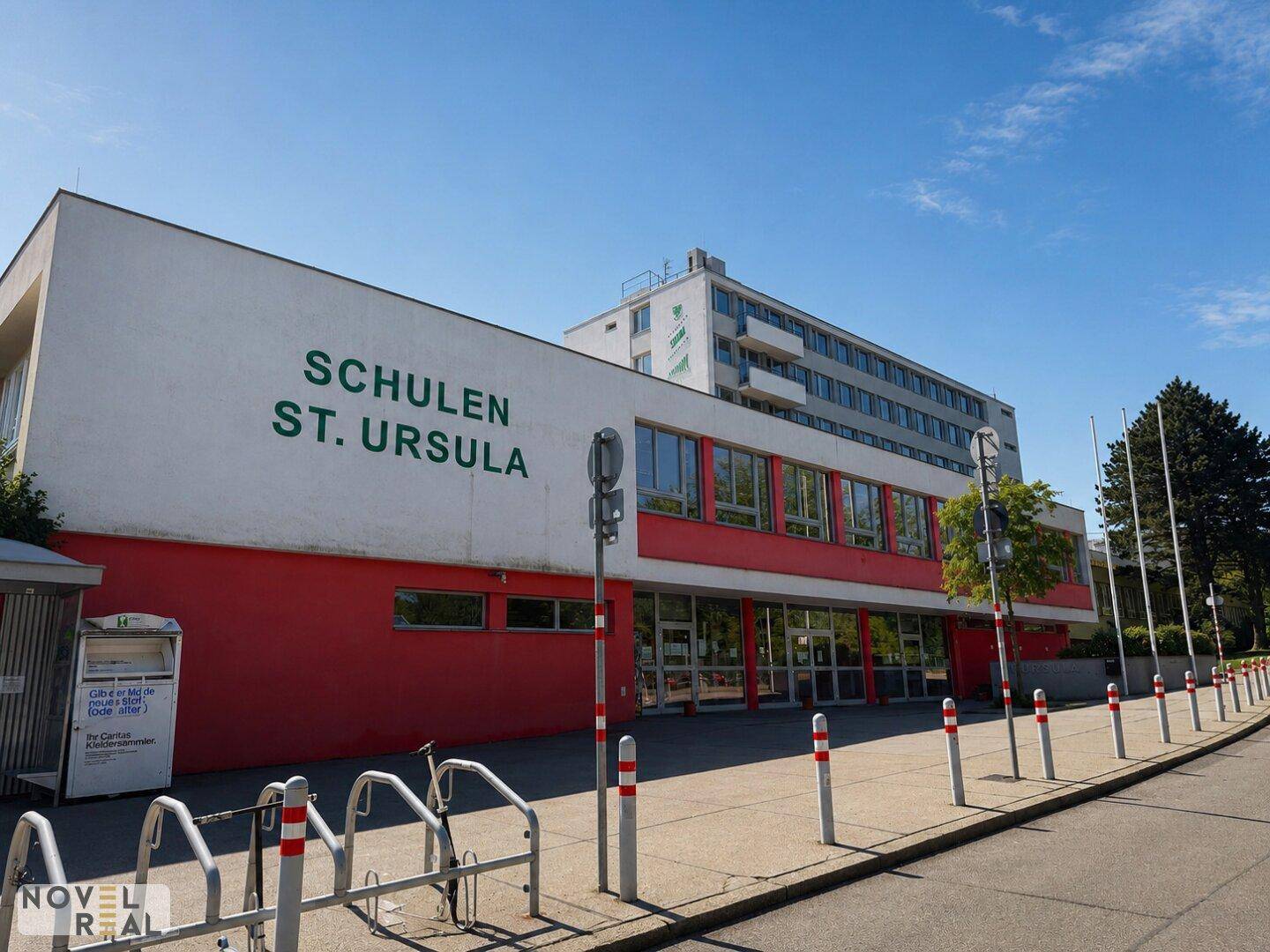 Fassade der Schulen St. Ursula mit roten und weißen Elementen sowie großen Fenstern.