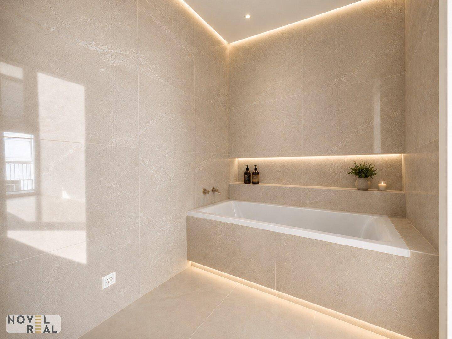 Elegantes Badezimmer mit integrierter Badewanne, hellen Fliesen und indirekter LED-Beleuchtung.