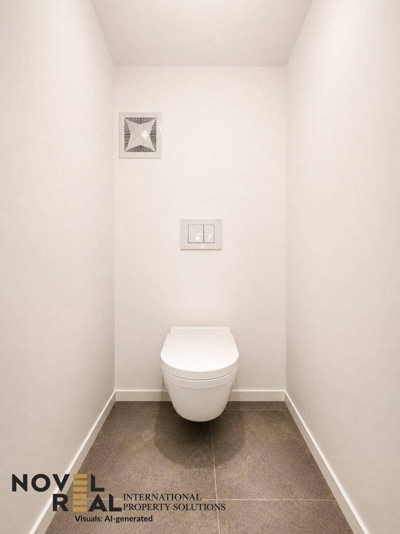 Kleines, funktionales WC mit wandhängender Toilette und Lüftungsanlage.