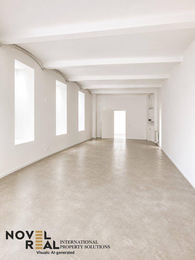 Geräumiger, heller Raum mit Betonscreed-Boden, hohen Fenstern und minimalistischem Design.