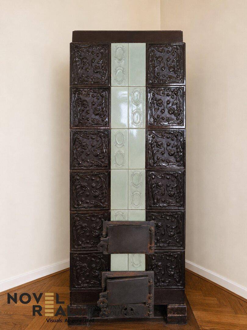 Detailaufnahme eines traditionellen, verzierten Kachelofens mit dunklen und hellgrünen Fliesen.