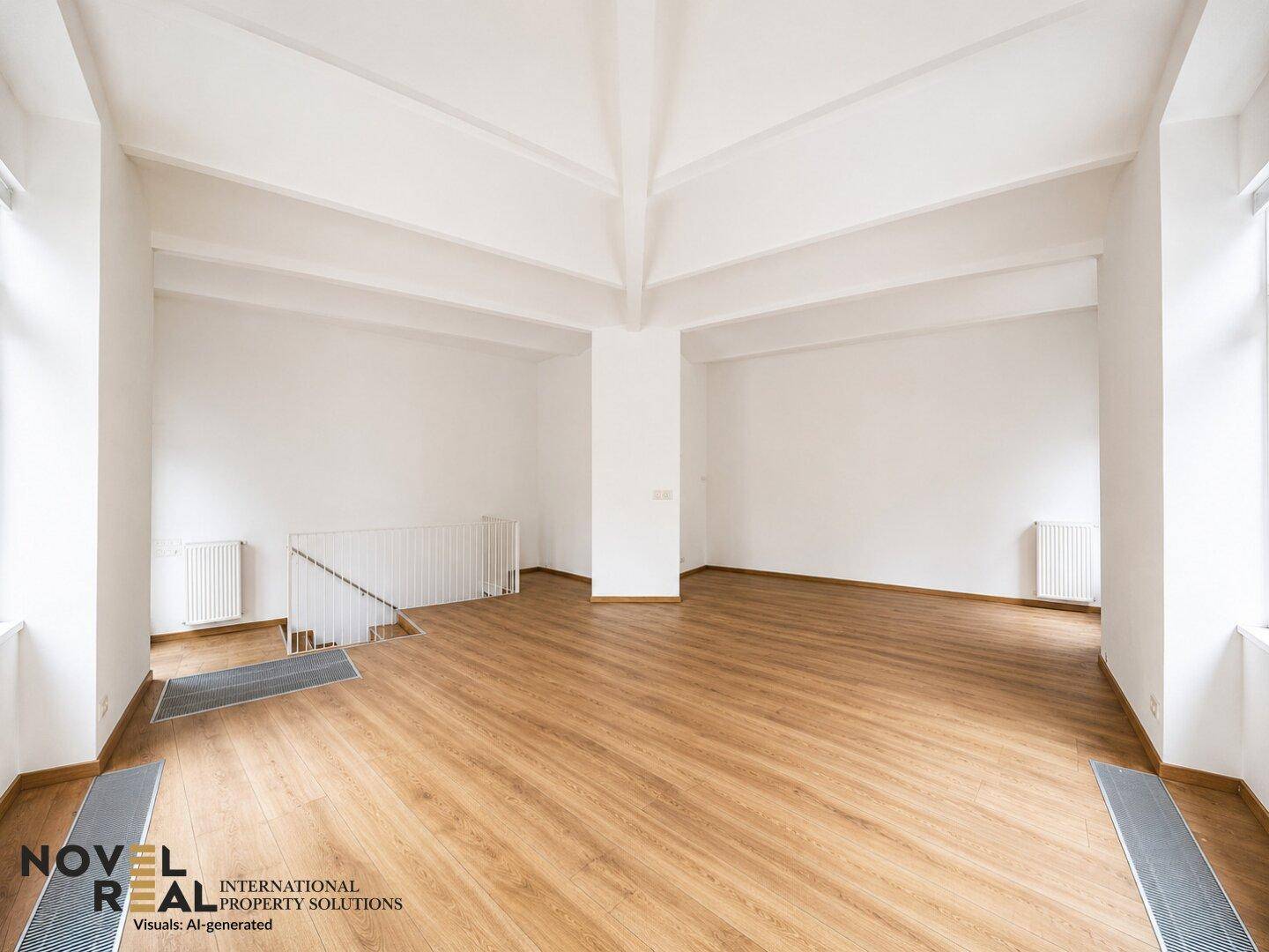 Geräumiger, heller Raum mit Laminatboden, hohen Decken und einer Treppe zu einer oberen Ebene.